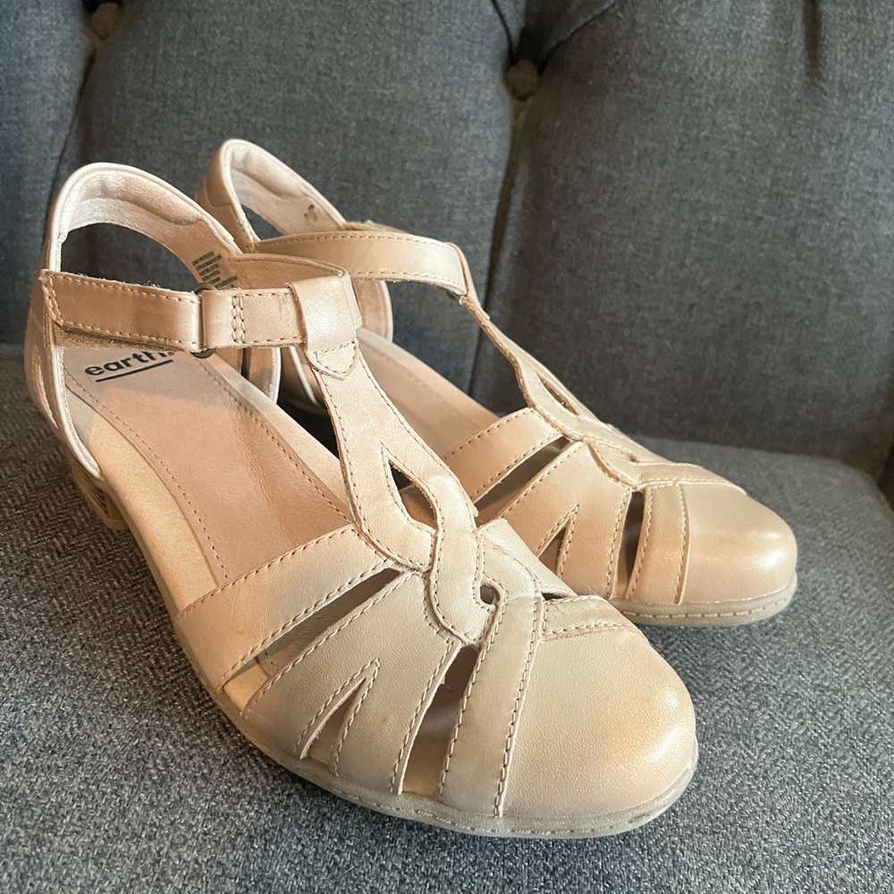 Earth low heel. Marietta Capella - leather - light pecan color